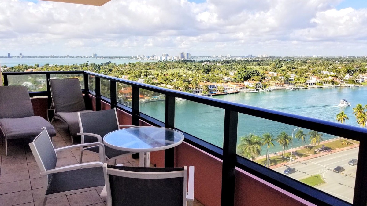 La Gorce Apartment | Corner 2.5 Br w/Balcony and Bay-City Views - 1620
