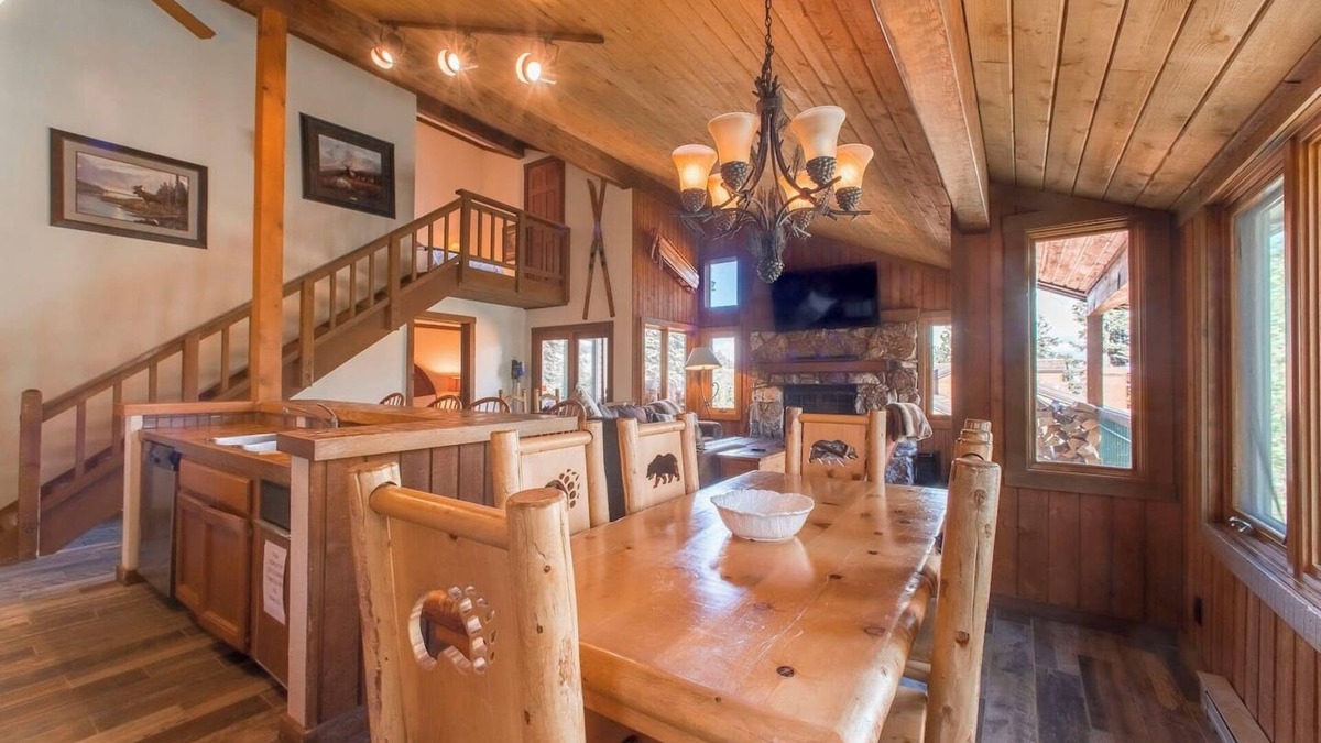 Mammoth Lakes Apartment | Corner 3BD +Loft! Walk to Canyon and The Village!