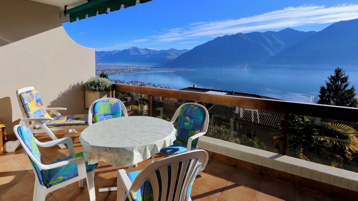 Orselina Apartment | Corner apartment on the 2nd floor for 1-4 persons.