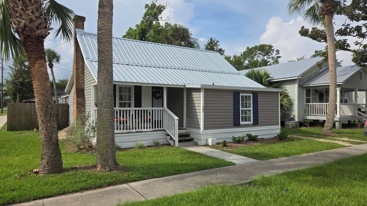 Port St. Joe House | Corner Cottage - Close to Downtown & Beaches - King Bed - Boat Parking - NO Pet Fees !
