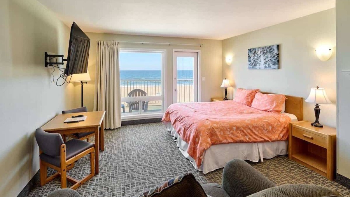 Logsden Condo | Corner Queen Fireplace Studio - No Stairs - Ocean View - Pool & Hot Tub!