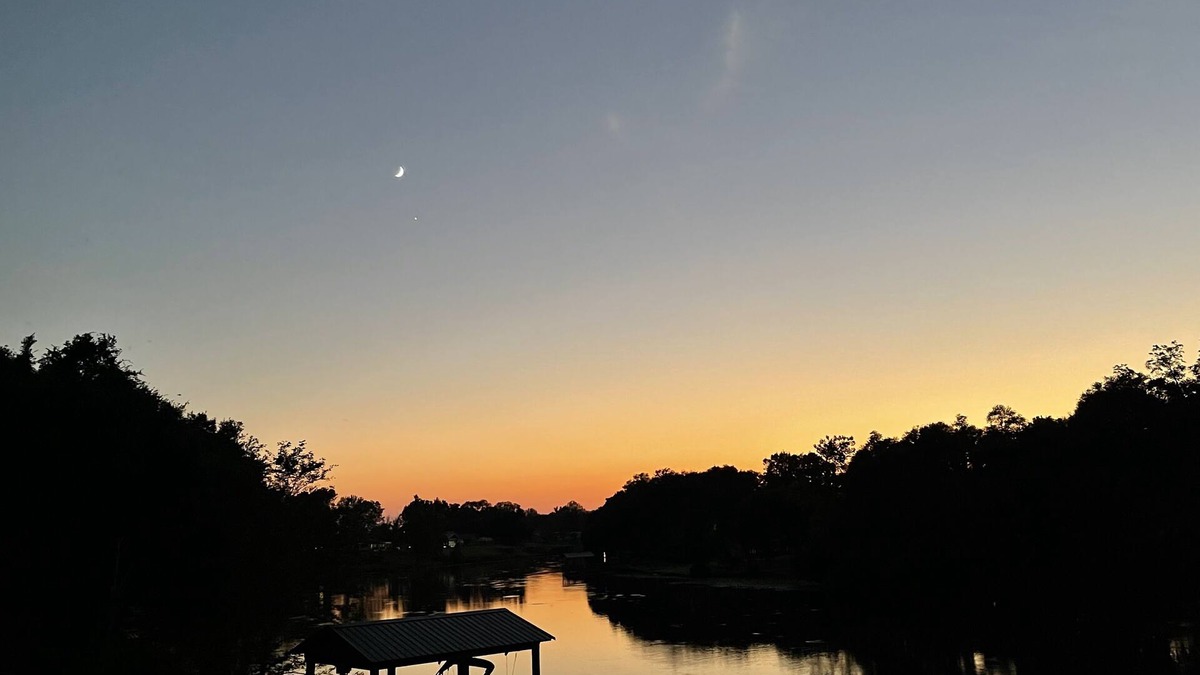 Natchitoches House | Cornfields and Cane - Retreat and relax on beautiful Cane River Lake.