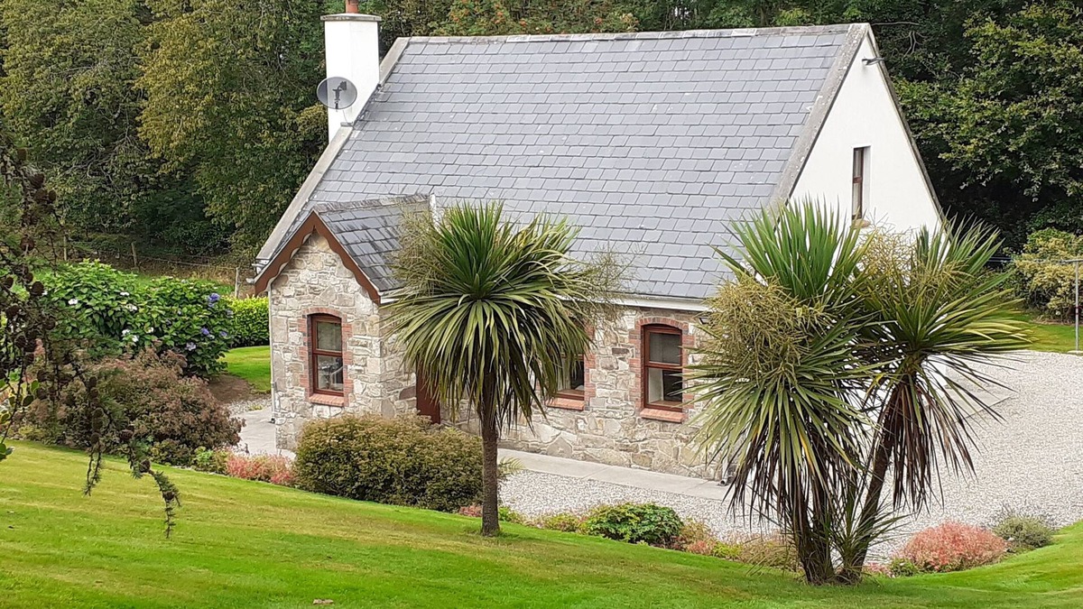 Garrykennedy House | CORNODE COTTAGE, family friendly in Garrykennedy, County Tipperary