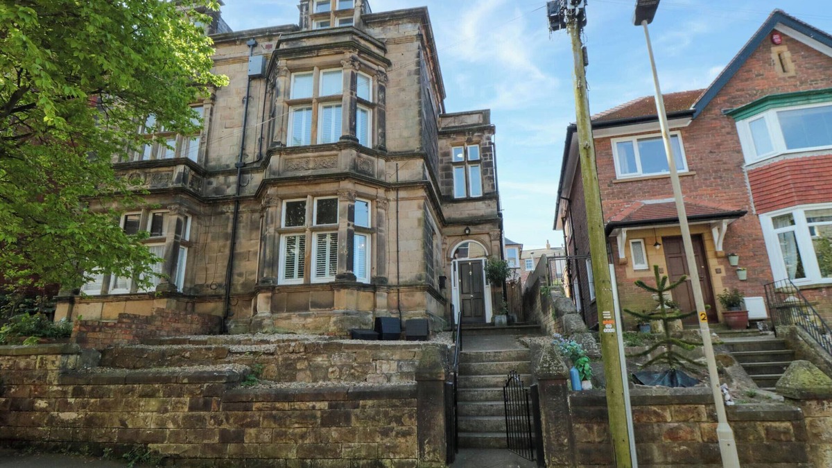 Scarborough City Centre House | CORONATION HOUSE, pet friendly, with hot tub in Scarborough