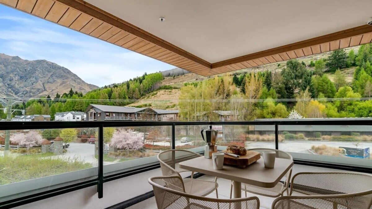 Arthur's Point Apartment | Coronet Base at La Residence du Parc