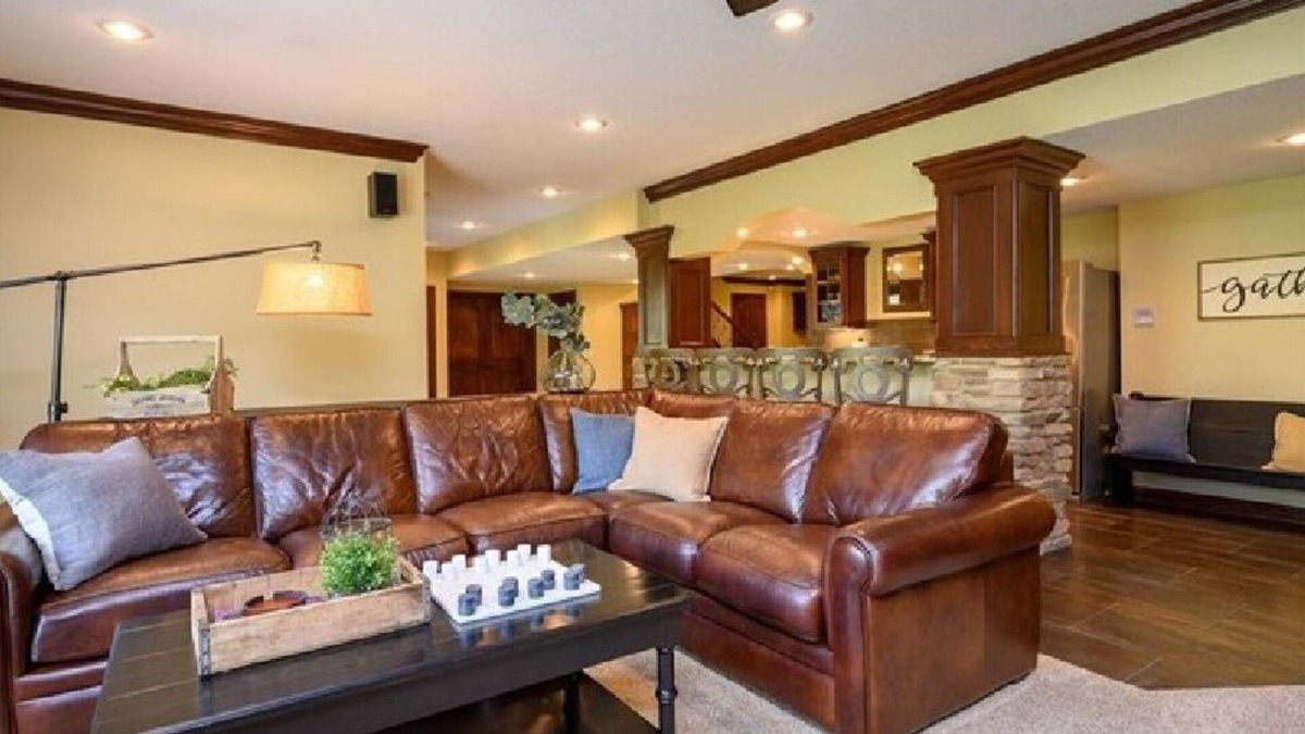 Waukee House | Corporate Executive Home King Beds Strong Wi-Fi