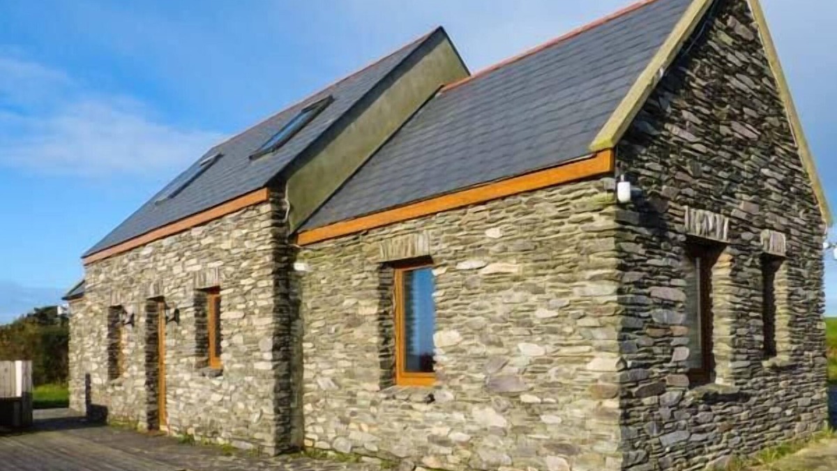 Derreennatra Cottage | CORR AN DROMA, pet friendly, with open fire in Schull, County Cork