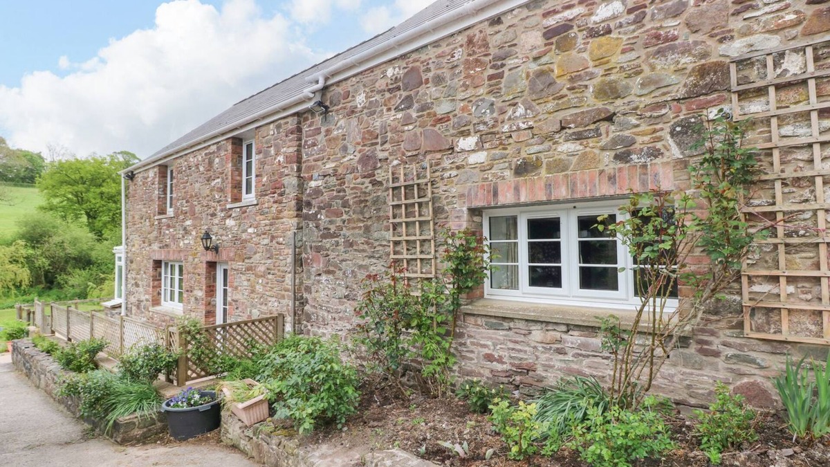 Laugharne Cottage | CORRAN COTTAGE, pet friendly, with open fire in Laugharne
