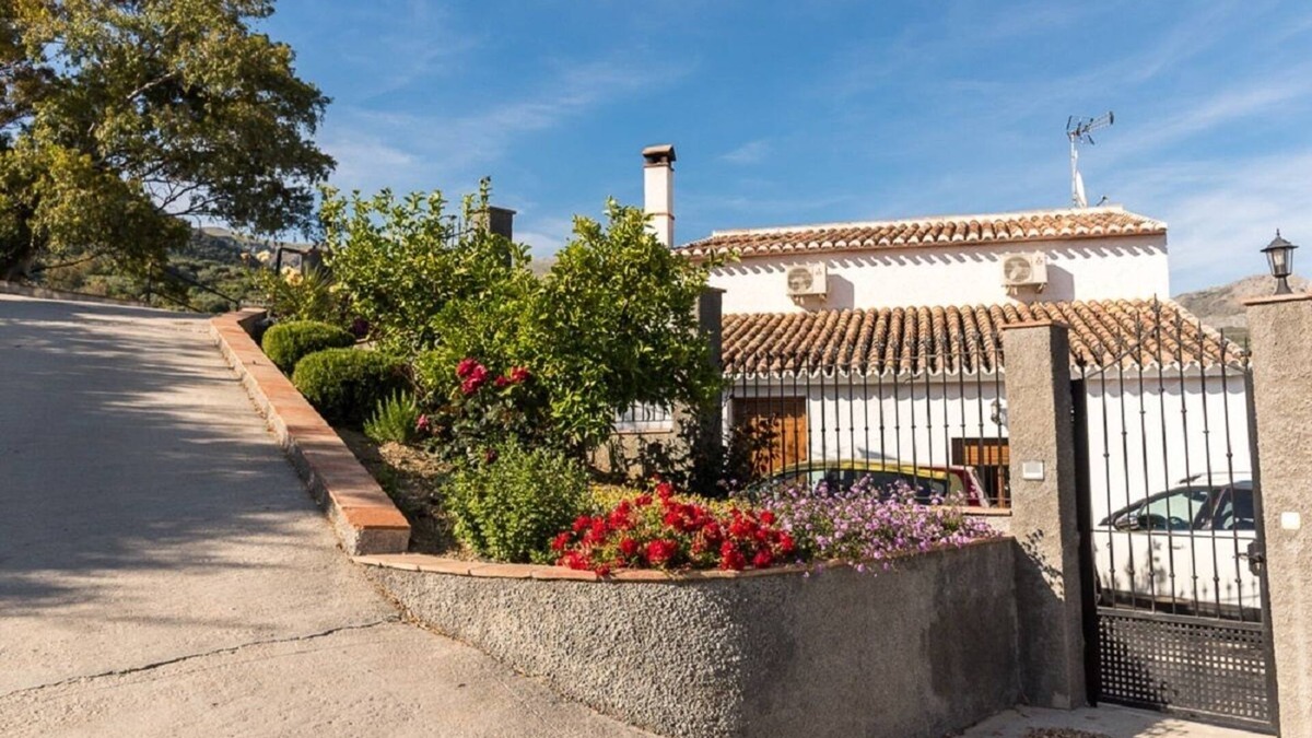 Mondron Cottage | Cortijocabrill Located between the beach and the mountain. Ideal for families and groups
