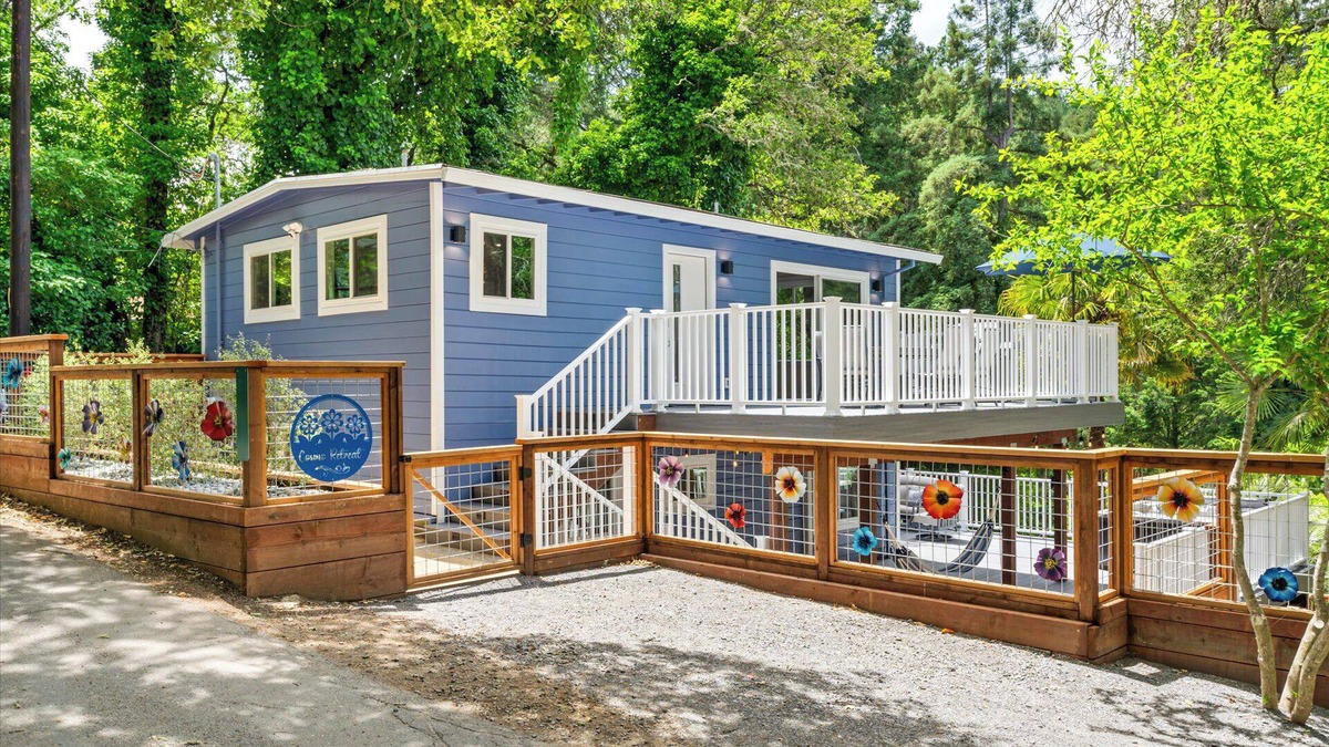 Hacienda House | Cosmo Retreat~Chic, FUN Escape in the Redwoods w/BocceBall/HotTub/Pup/WiFi/AC