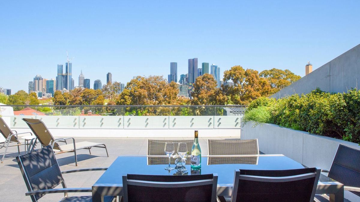 Carlton Apartment | Cosmo Stays- 3BR Penthouse Apartment. Incredible City Views. Free Parking.