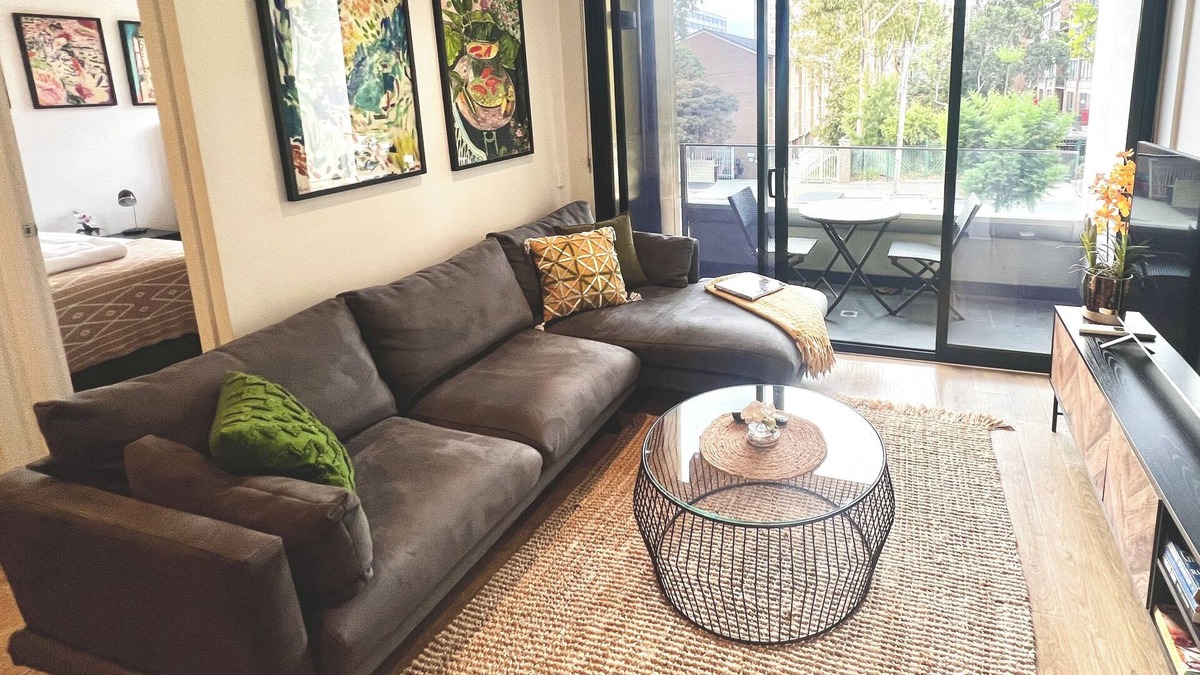 Carlton Apartment | Cosmo Stays- Beautiful Boutique 2BR Apartment Perfect Location. Free Parking.