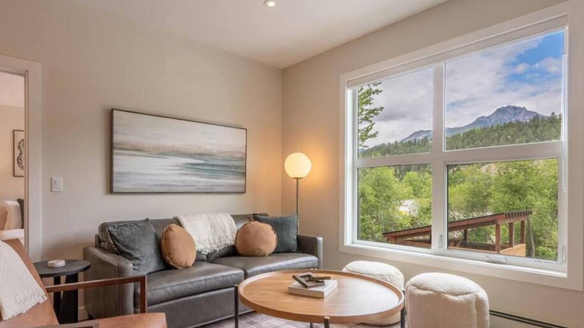 Golden Condo | Cosmo’s Getaway | Mtn Views | AC | BBQ | King Bed