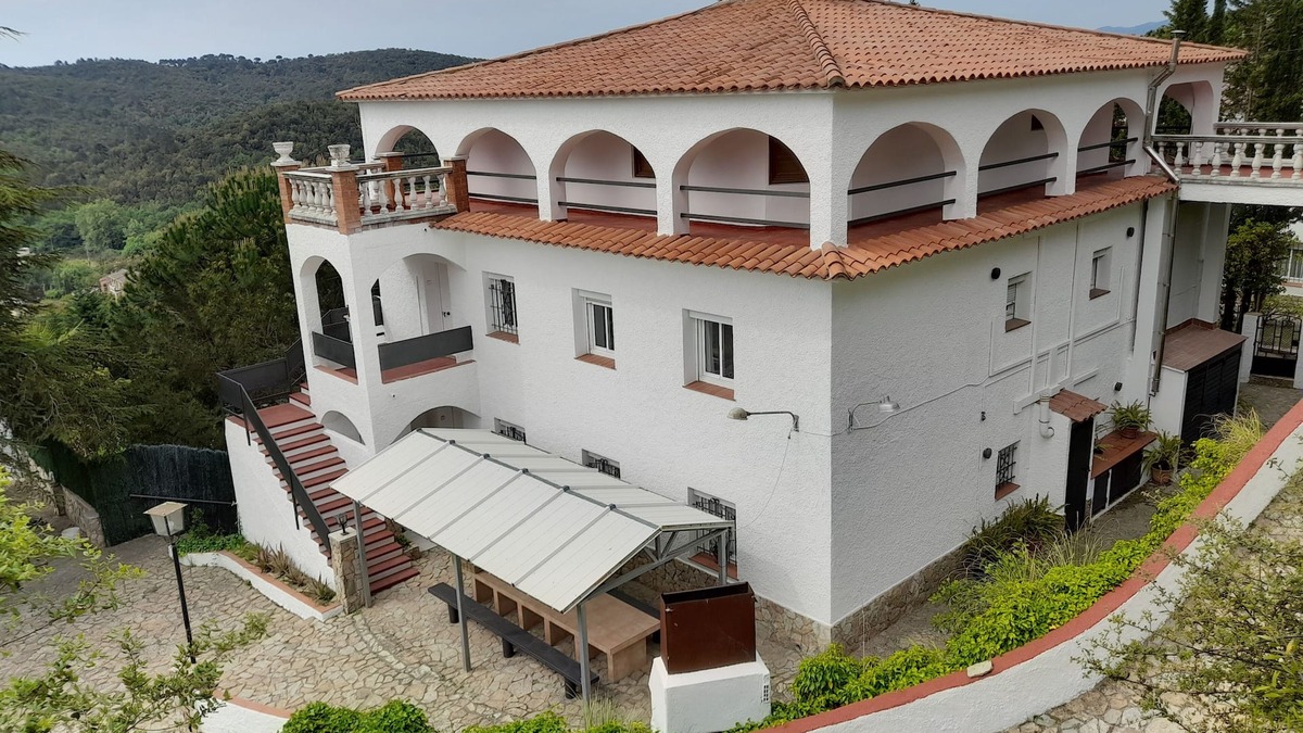 Vidreres Villa | Costa Brava. House for 24. Private pool, BBQ and garden.