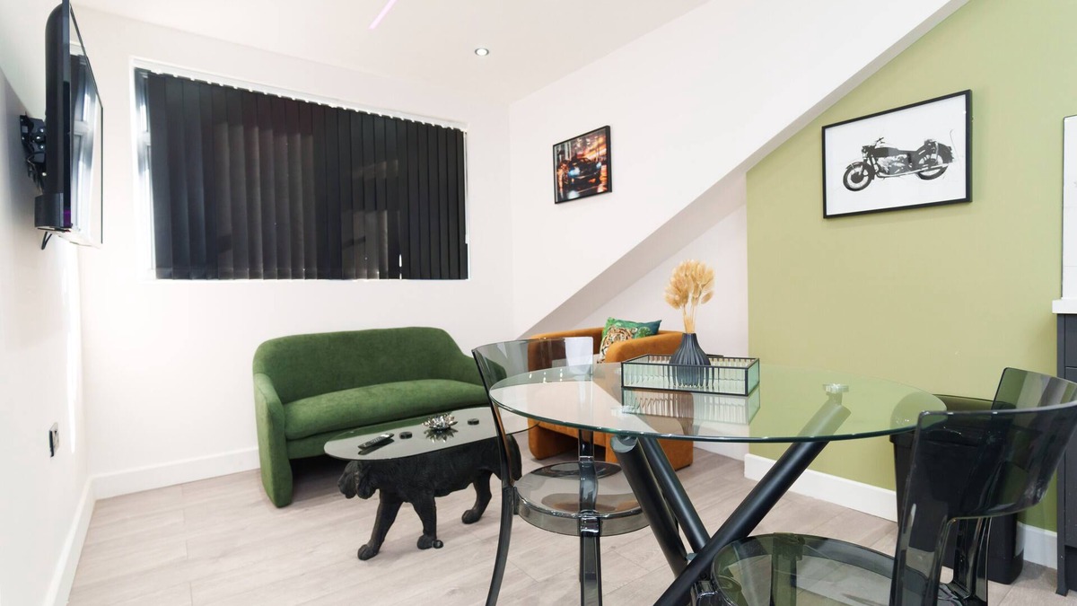 Chapeltown Apartment | Cosy 1 Bed Apt in Leeds - Smart TV & Mood lights
