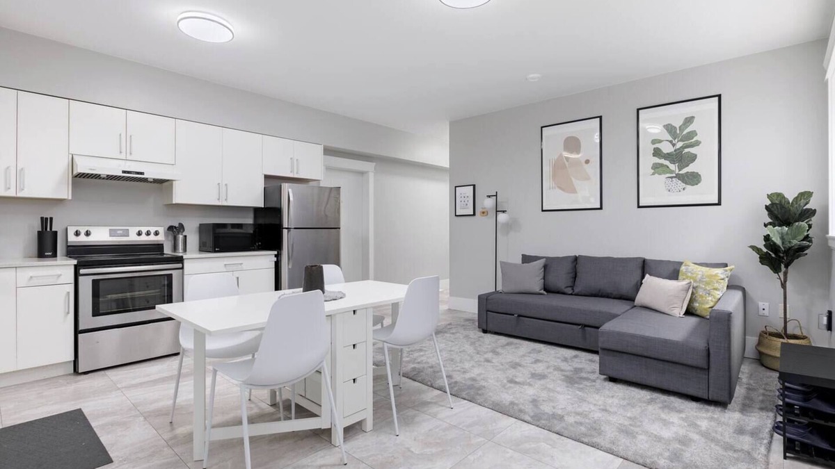 Delta Apartment | Cosy 2-Bed Basement Suite in Quiet Neighbourhood