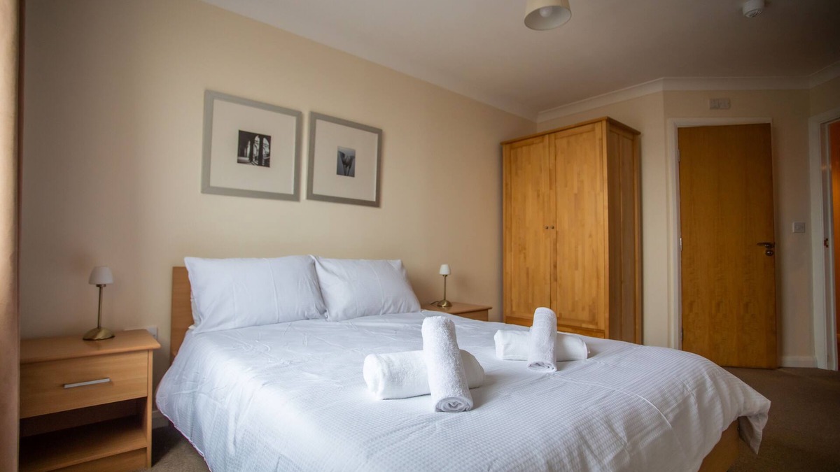 Basingstoke Apartment | Cosy 2 bed flat near train station Basingstoke with Free Parking!