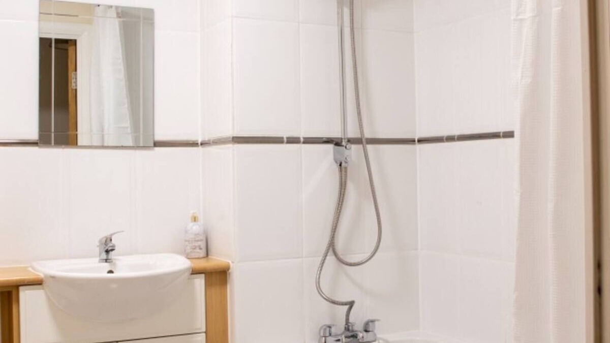 Basingstoke Apartment | Cosy 2 bed flat near train station Basingstoke!
