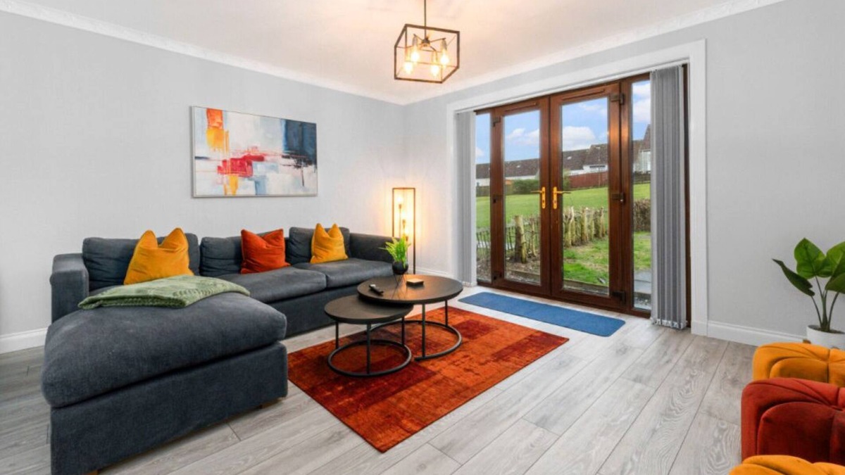 Whitburn House | Cosy 2-Bed House | Easy Edinburgh Access | Sleeps 4