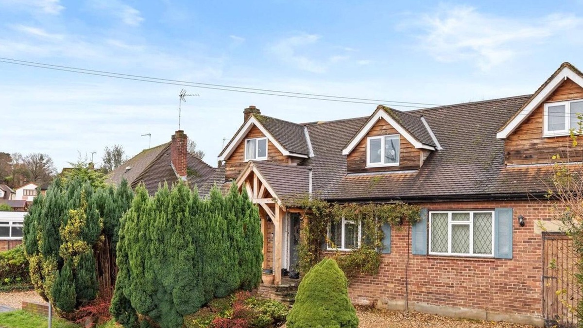 Potters Bar Apartment | Cosy 2 Bed self contained flat in tranquil area close to woods 40 mins to London