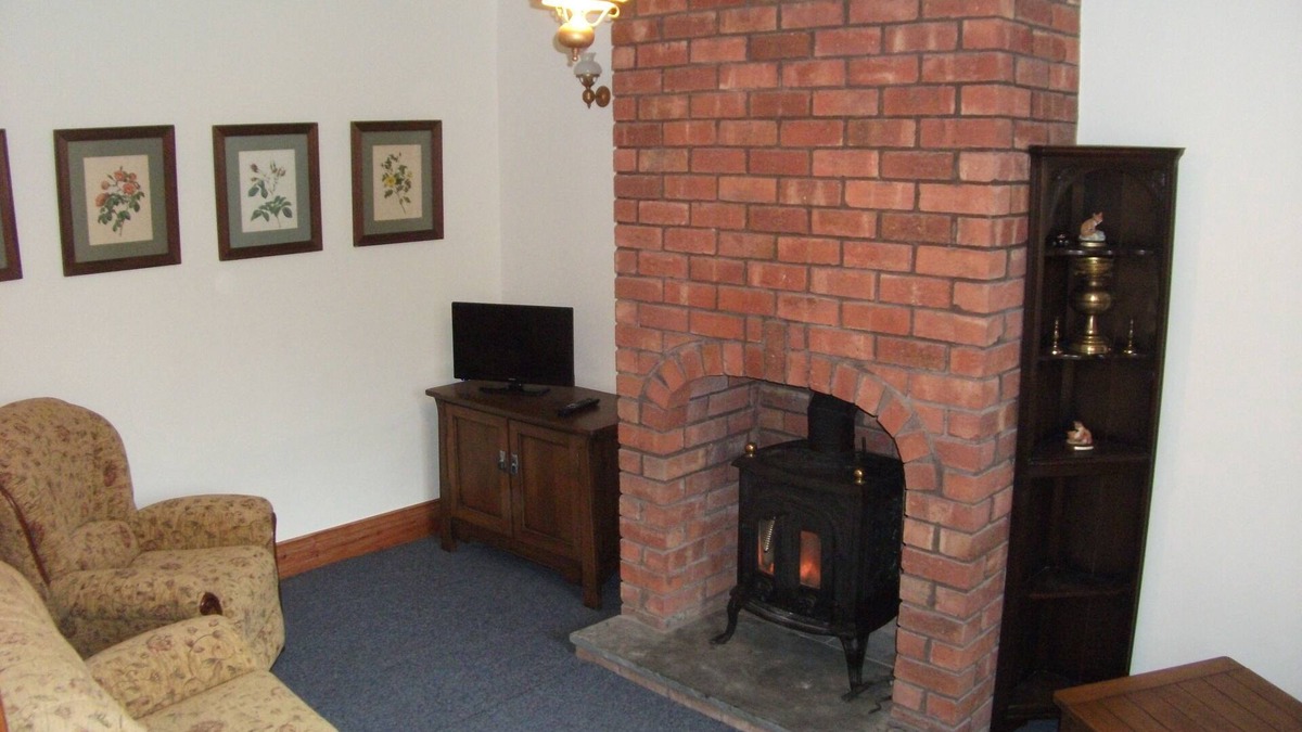 Llandderfel Cottage | COSY 2 BEDROOM COUNTRY COTTAGE ON NON WORKING FARM