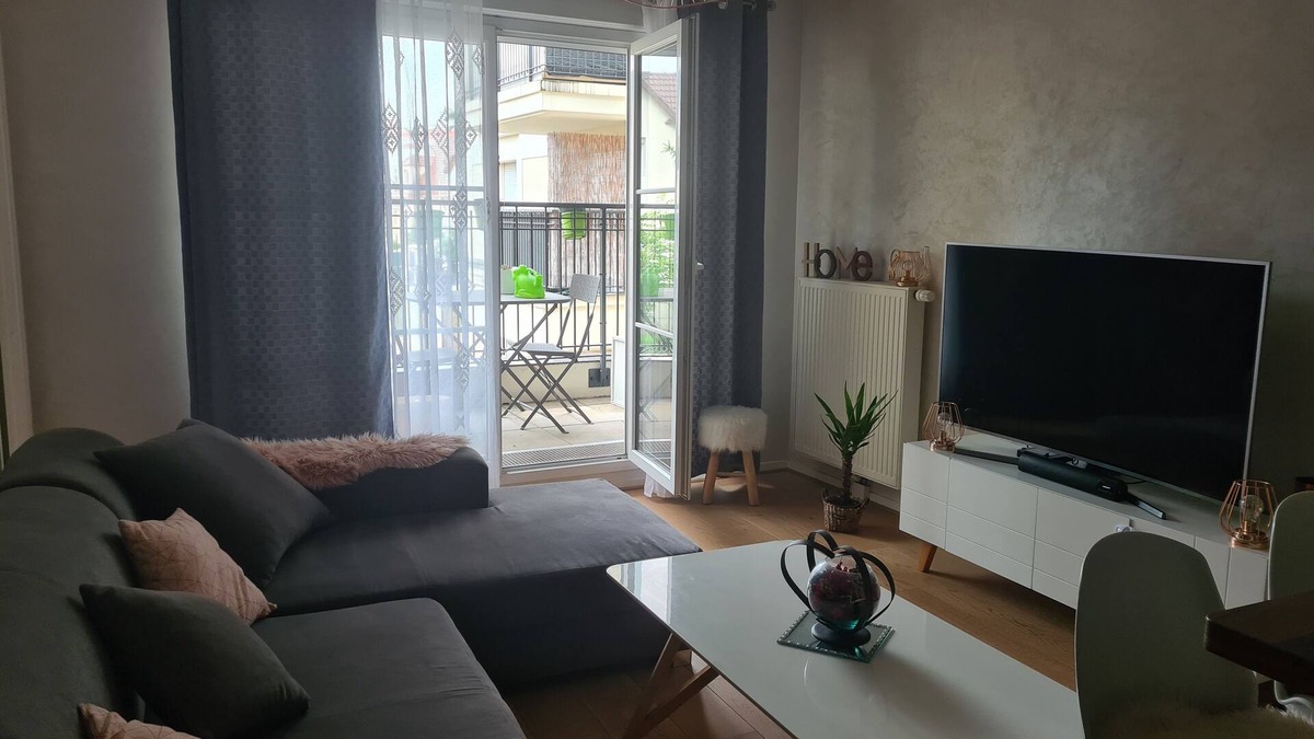 Le Blanc-Mesnil Apartment | Cosy 2-bedroom apartment, parking available and 20 minutes by train from central Paris.