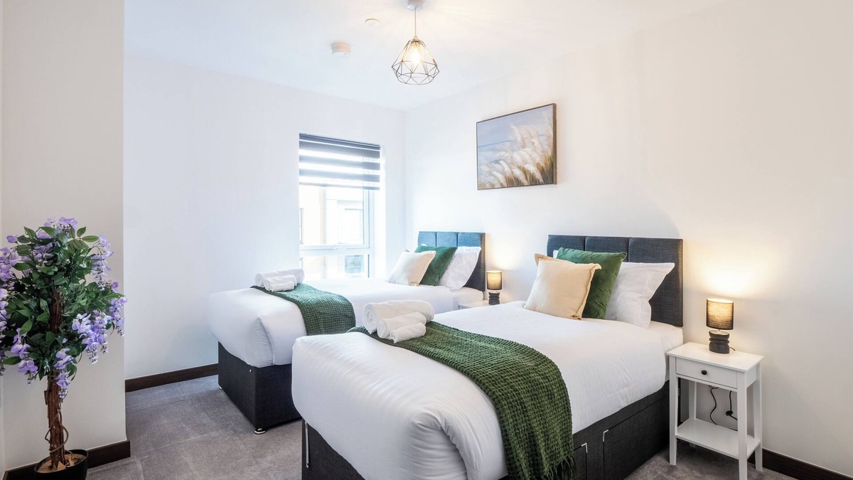 Harlow Apartment | Cosy 2-Bedroom Next to Harlow Town Station