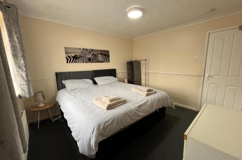 Brierley Hill House | Cosy 2 bedroomed semi detached house