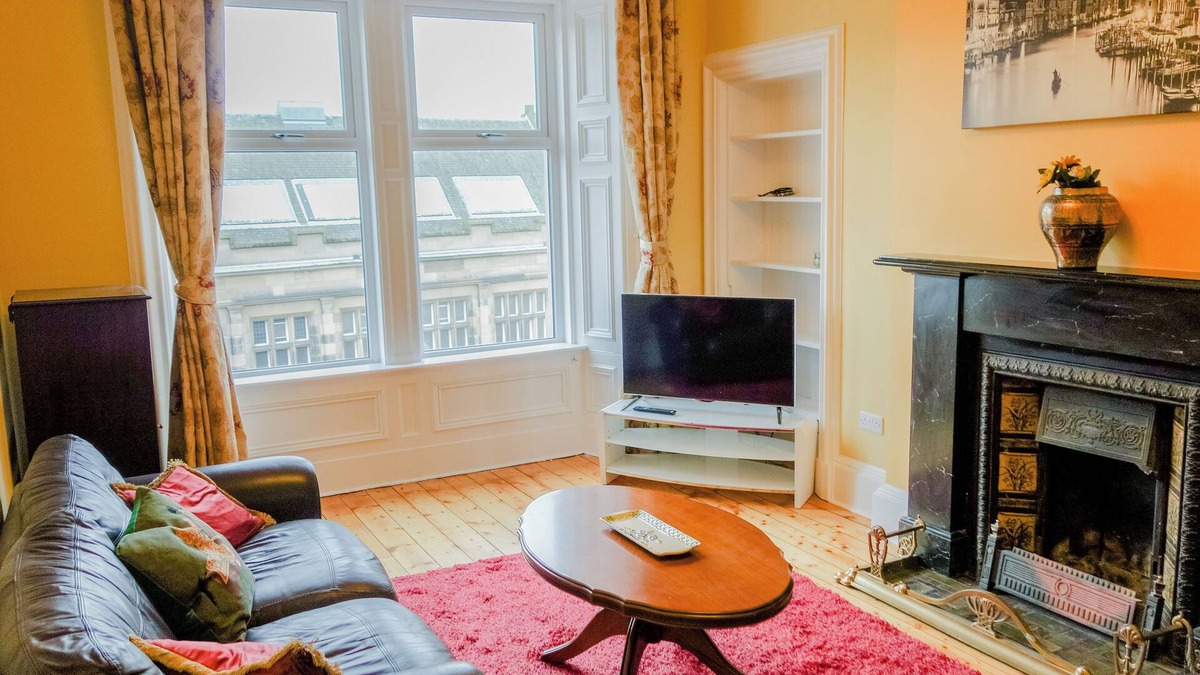Leith Apartment | Cosy 2BD Flat on Vibrant Leith Walk, Edinburgh