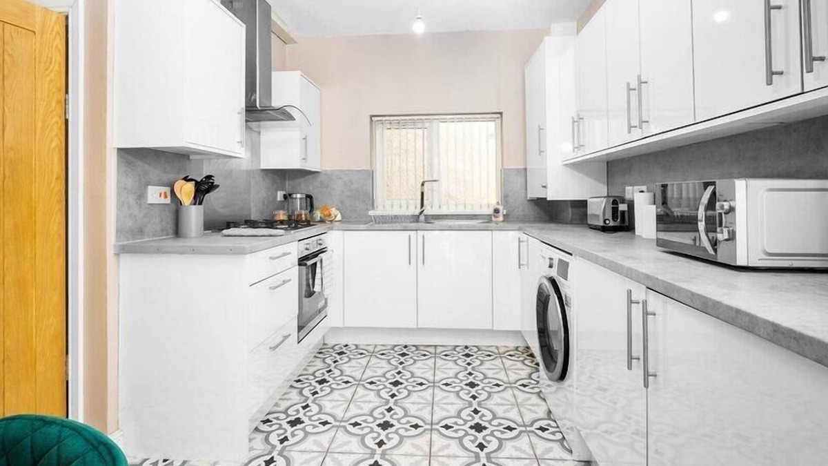 Oldbury House | Cosy 3-bed house in Birmingham with free parking