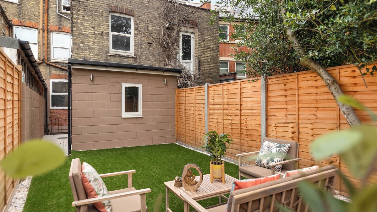Grove Green Apartment | Cosy 3 bedroom London House with Garden & 2 bathrooms