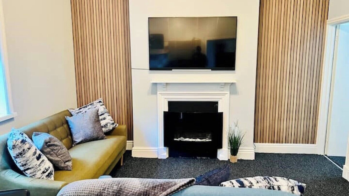 Birmingham Apartment | Cosy 3BR w/Smart TV & Parking near Utilita Arena