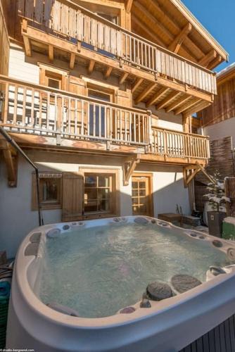 Saint-Marcel Ski Chalet | Cosy 4 bedroom chalet with hot tub (Chalet Velours)