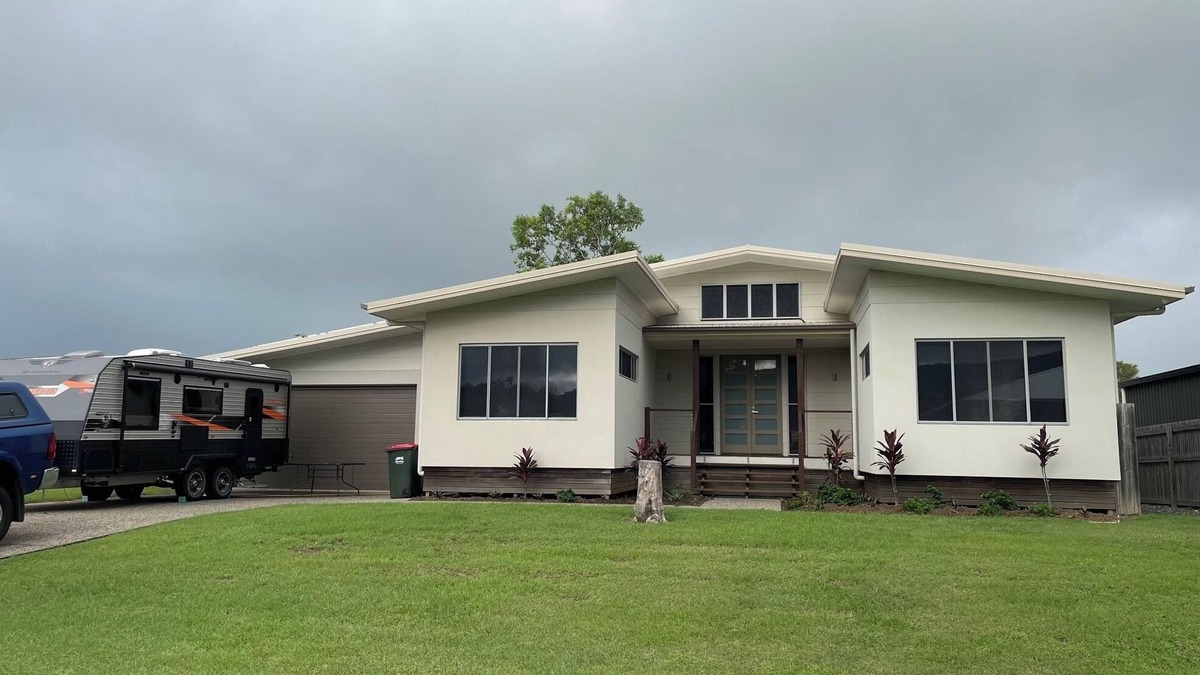 Midge Point House | Cosy 4 bedroom retreat on the whitsundays coast nOver looking the ocean n