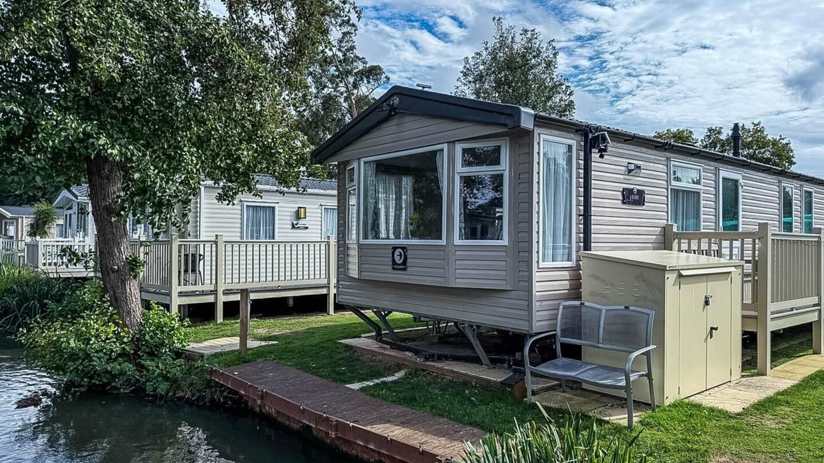 Clacton-on-Sea House | Cosy 8 berth caravan with decking and lake-views at Weeley Bridge ref 69001LV