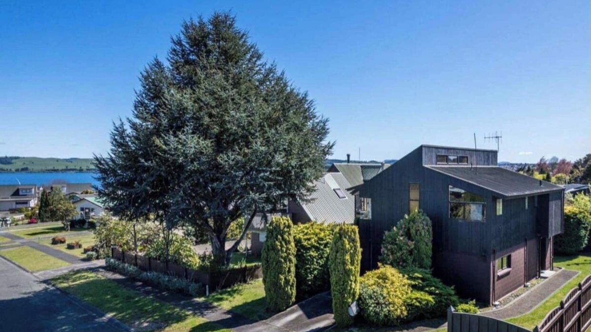 Richmond Heights House | Cosy 80's Taupo Bach, 3 min Walk to the Lake and Sailing Centre