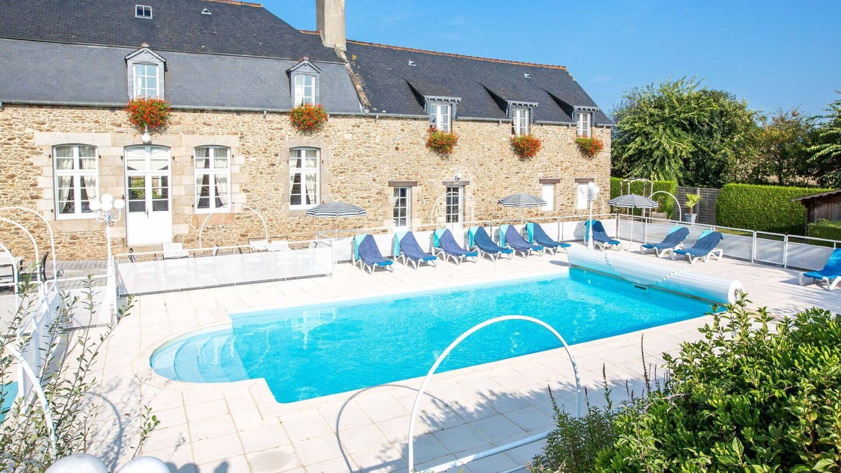 Saint-Jouan-des-Guerets Apartment | Cosy apartment for 4 people with WIFI, pool, TV and terrace