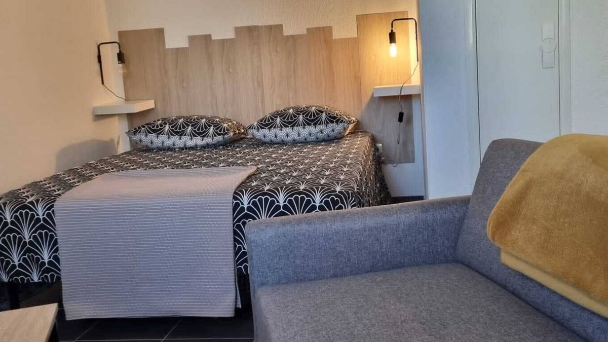 Razimbaud Apartment | Cosy air-conditioned studio with private parking