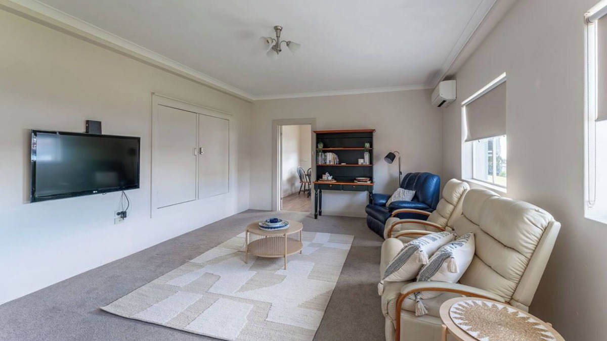 Devonport Apartment | Cosy and Comfortable Unit with Parking & Wifi