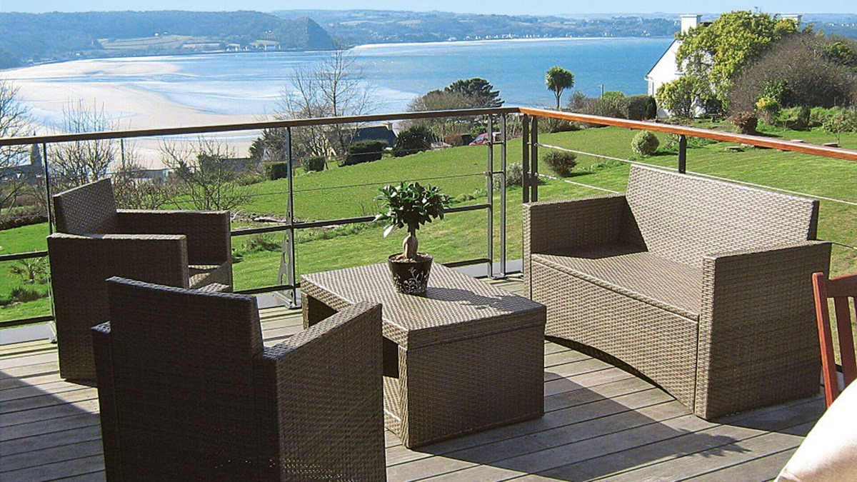 Saint-Michel-en-Greve Apartment | Cosy apartment for 4 people with WIFI, pool, TV and patio