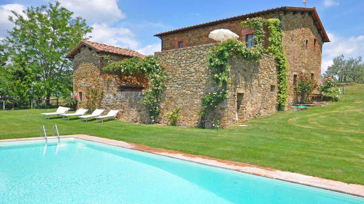 Torre A Castello Apartment | Cosy apartment for 3 people with pool, WIFI, pets allowed and panoramic view