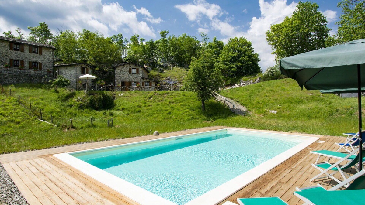 Fabbriche di Vallico Villa | Cosy apartment in villa for 6 people with WIFI, pool, TV, patio and pets allowed