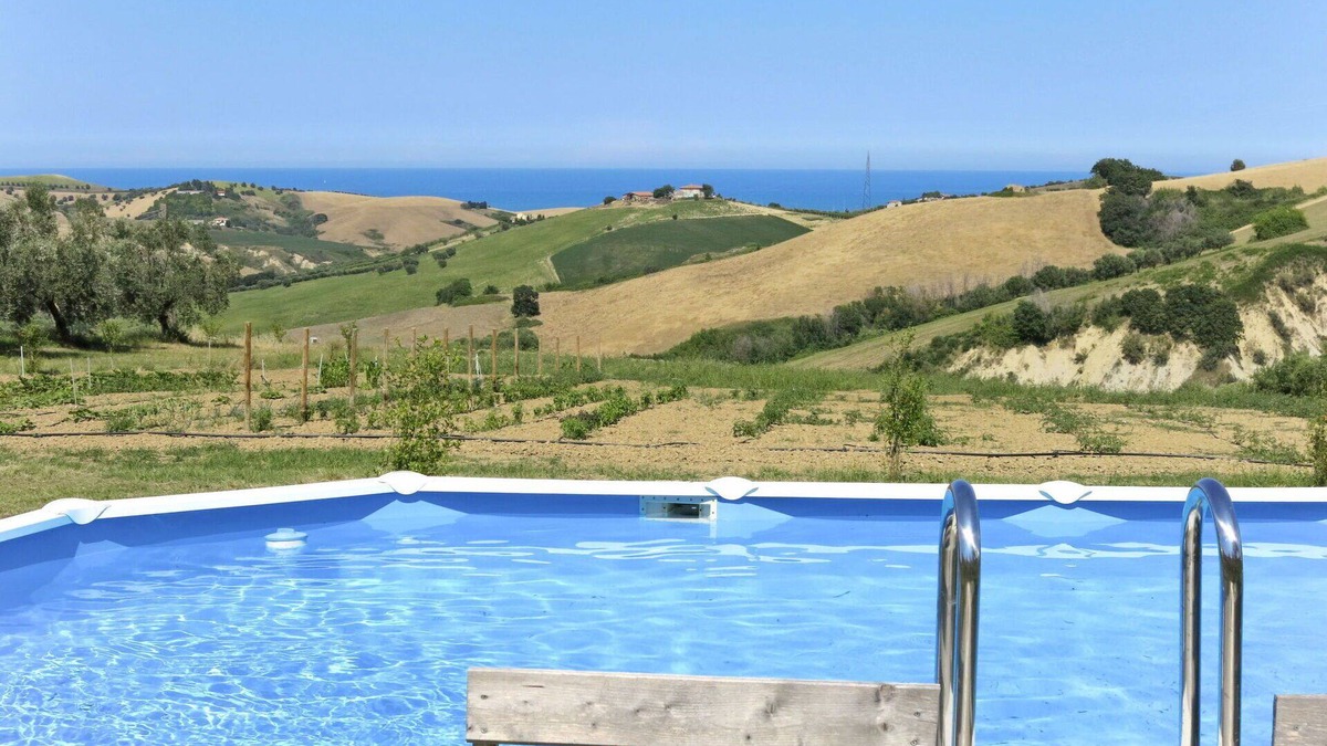 Cologna Spiaggia Villa | Cosy apartment in villa with hot tub, WIFI, pool, A/C, TV, patio, pets allowed and panoramic view