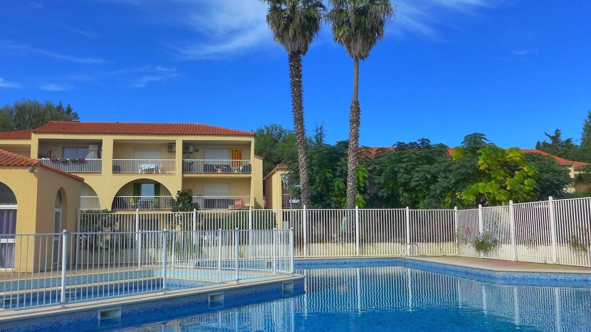 Les Hauts de Canet Apartment | Cosy apartment for 4 people with A/C, pool, WIFI, TV, terrace and pets allowed