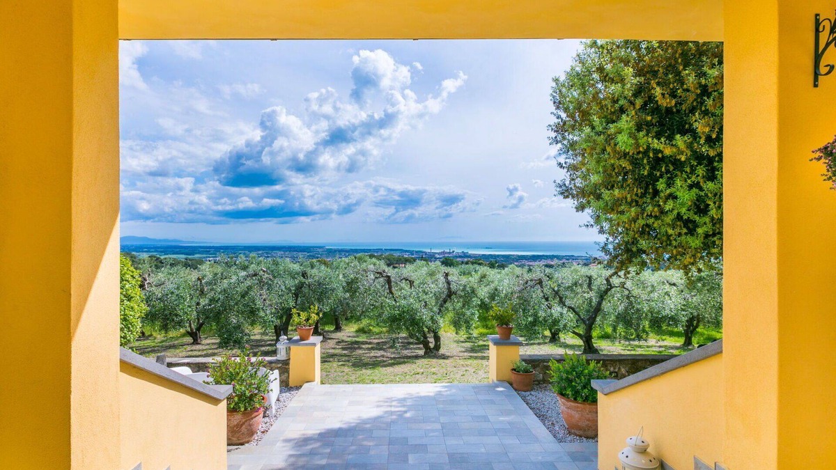 Rosignano Marittimo Apartment | Cosy apartment for 4 guests with WIFI, TV, terrace, pets allowed and panoramic view