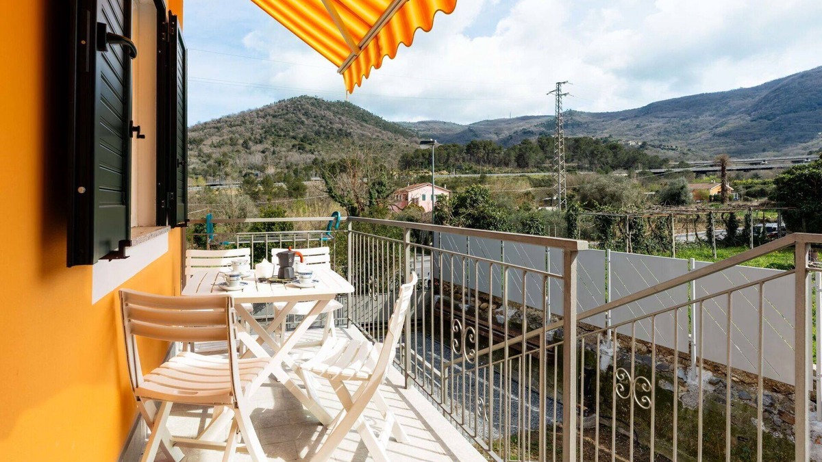 Villanova d'Albenga Apartment | Cosy apartment for 4 people with WIFI, A/C, TV, balcony and panoramic view