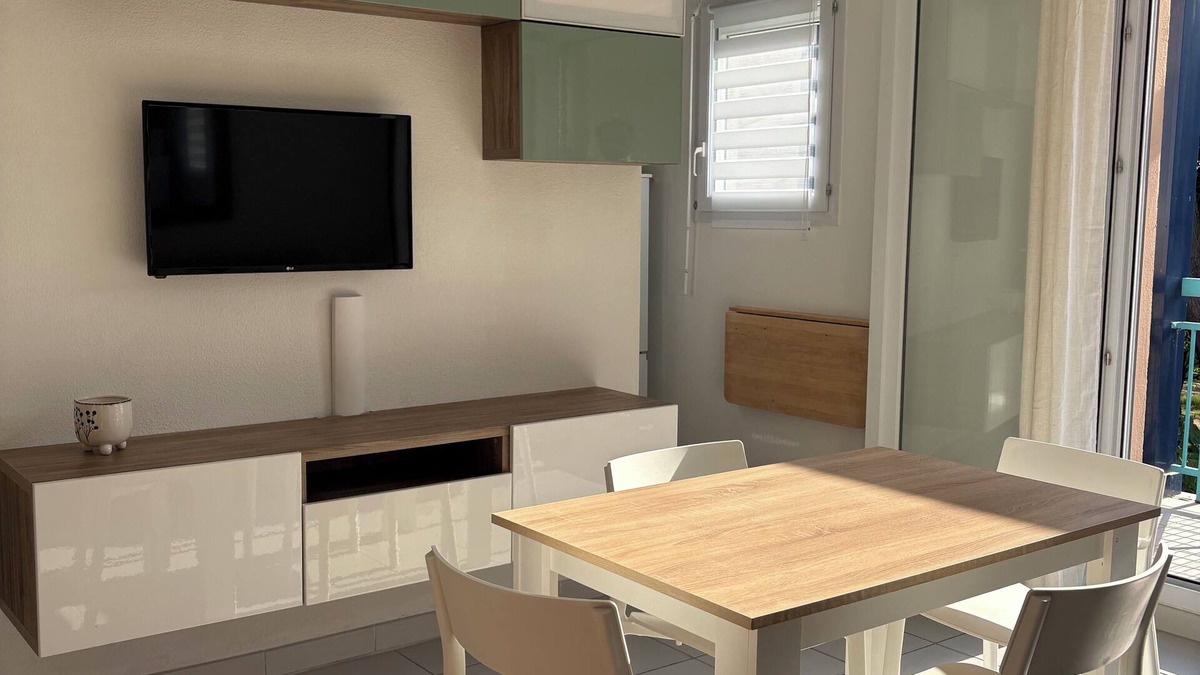 Miramar Apartment | Cosy apartment 200 metres from the beach on foot