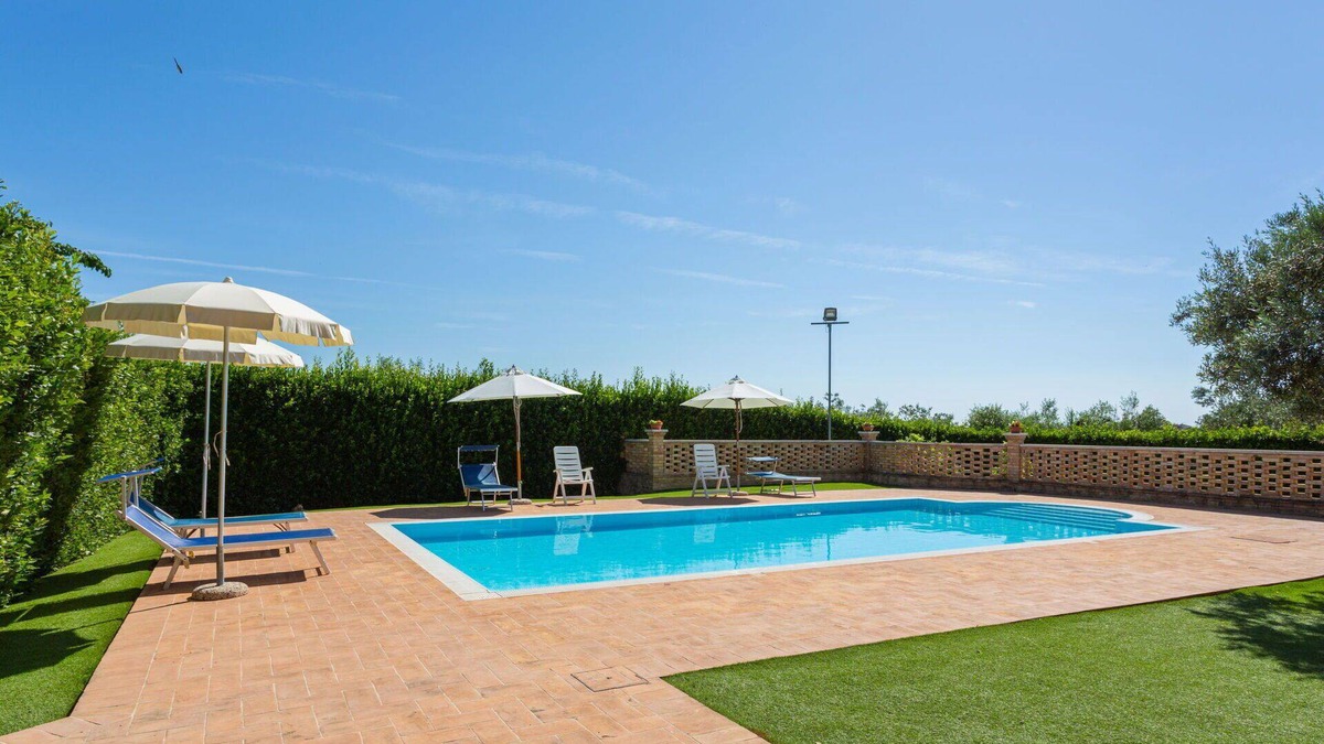 Crecchio House | Cosy apartment in villa for 8 guests with pool, TV, terrace and parking