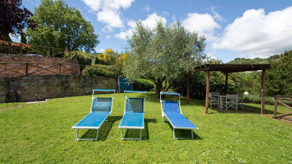 Greve in Chianti House | Cosy apartment in villa for 8 guests with pool, WIFI, TV, patio and pets allowed