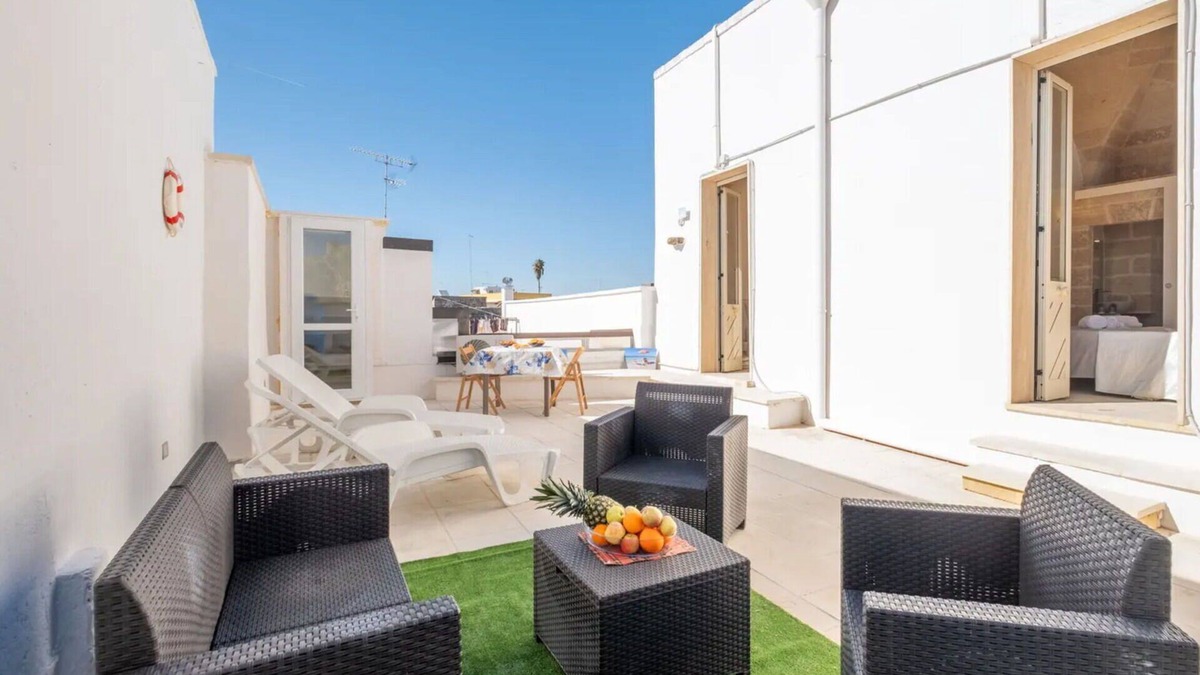 Salice Salentino Apartment | Cosy apartment for 4 guests with hot tub, A/C, WIFI, TV and patio, close to Lecce